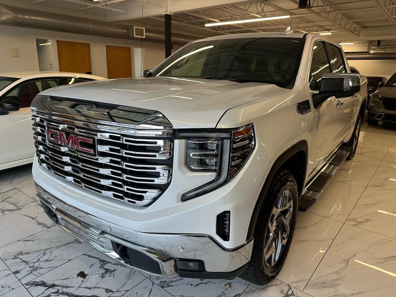 GMC Sierra 1500 4WD Crew Cab 147" SLT 2025