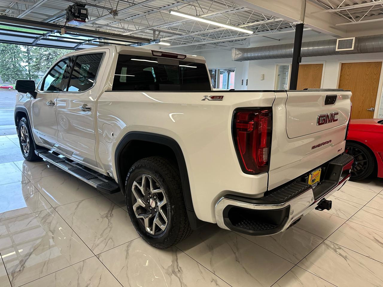 GMC Sierra 1500 4WD Crew Cab 147" SLT 2025