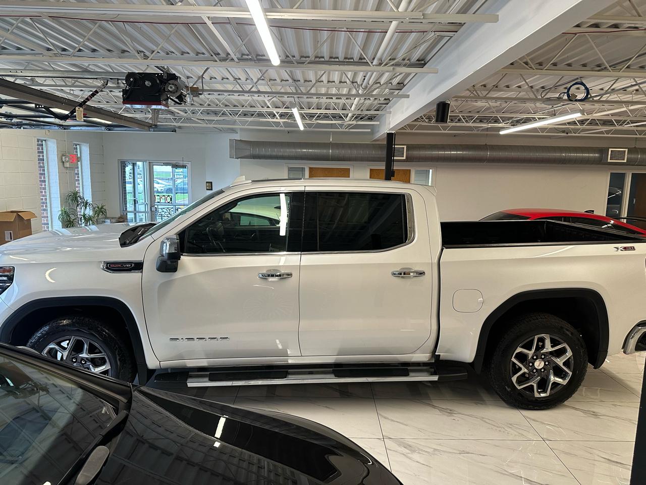 GMC Sierra 1500 4WD Crew Cab 147" SLT 2025