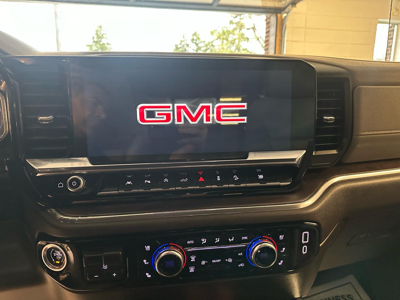 GMC Sierra 1500 4WD Crew Cab 147" SLT 2025
