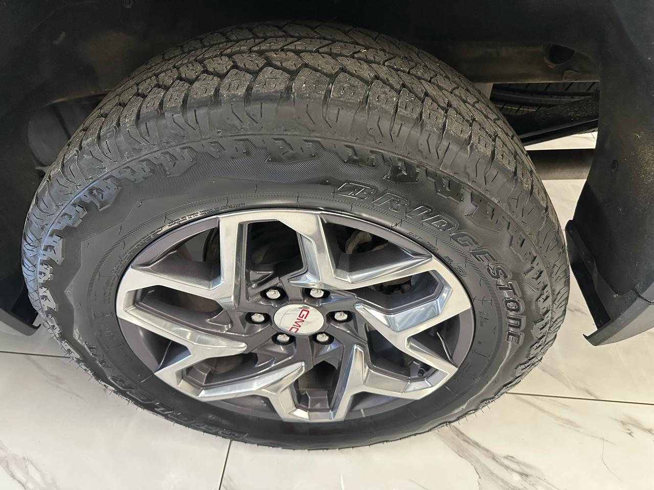 GMC Sierra 1500 4WD Crew Cab 147" SLT 2025