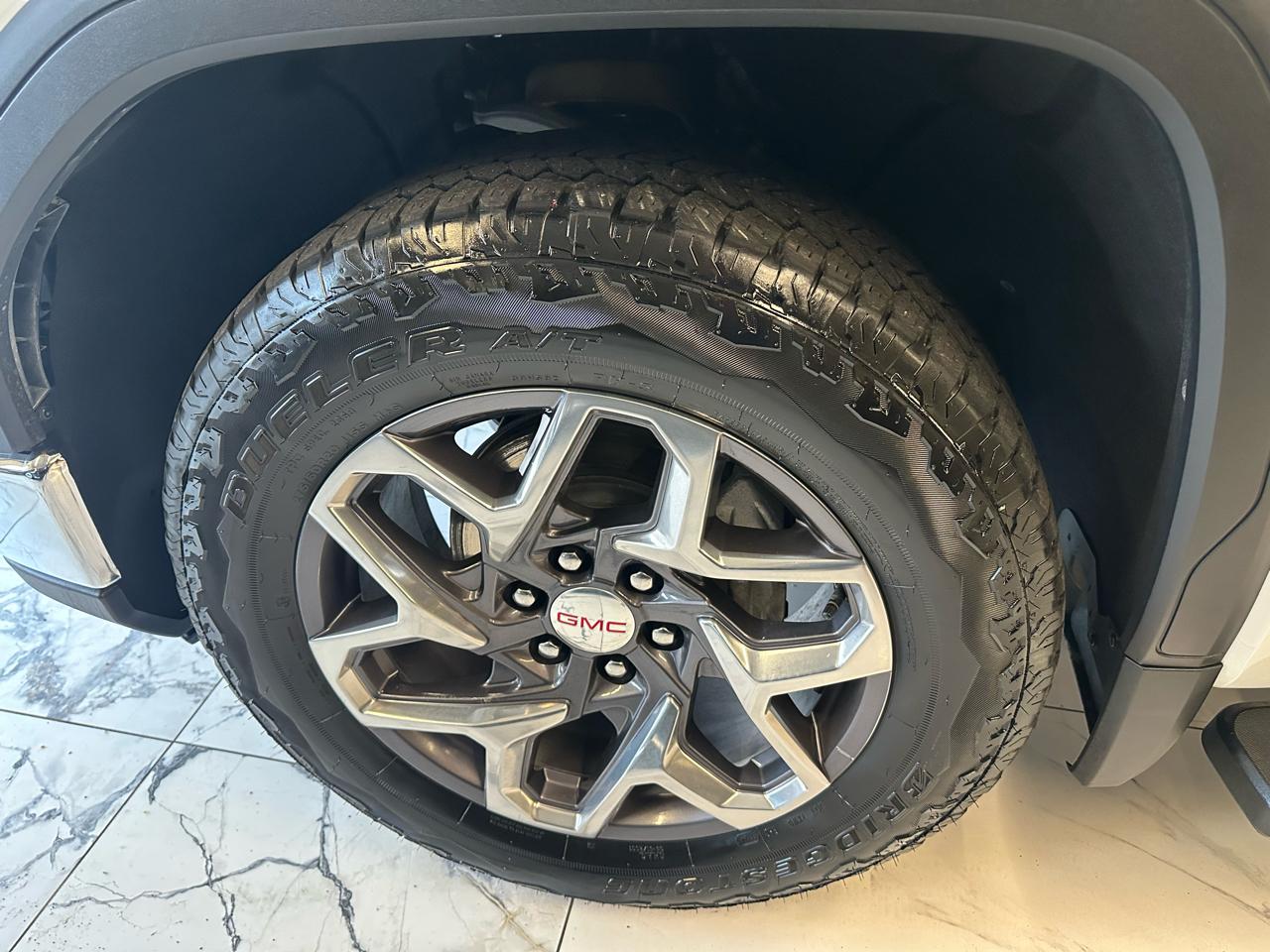 GMC Sierra 1500 4WD Crew Cab 147" SLT 2025