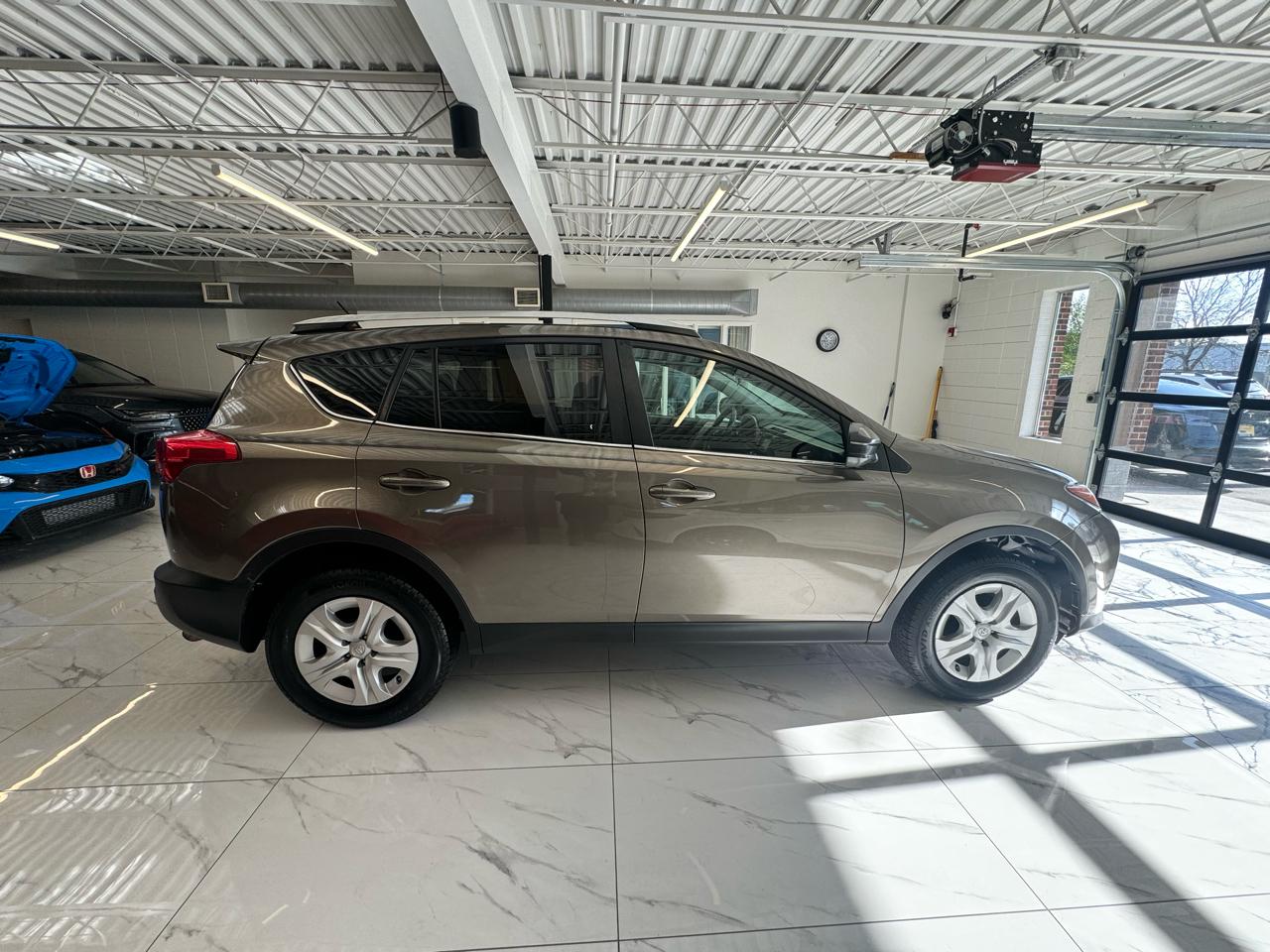 Toyota RAV4 AWD 4dr LE (Natl) 2015