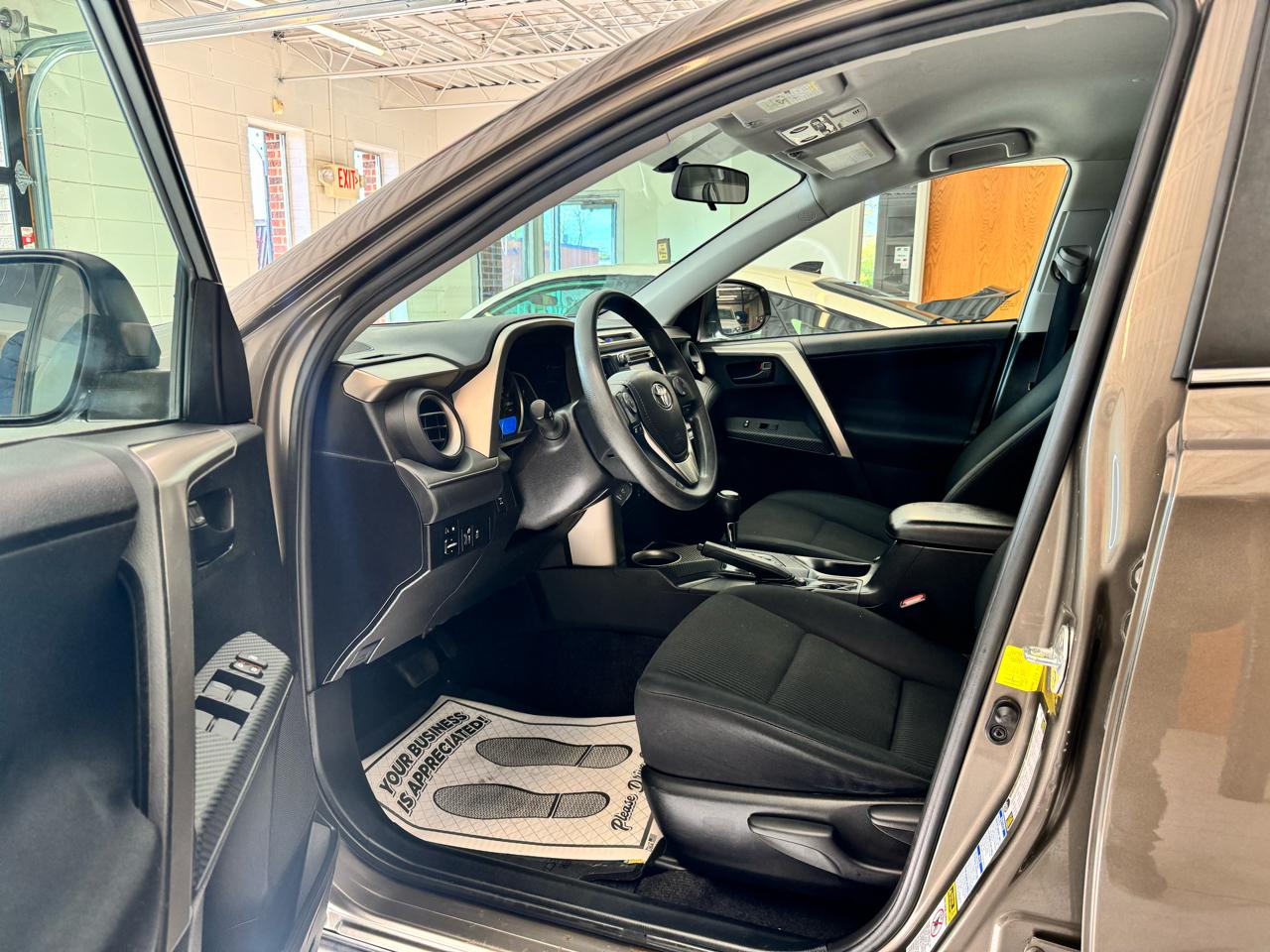 Toyota RAV4 AWD 4dr LE (Natl) 2015