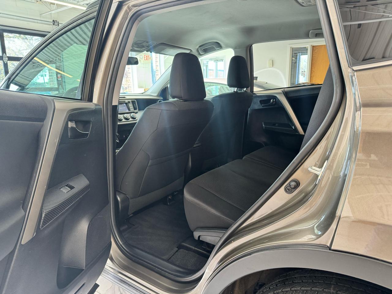 Toyota RAV4 AWD 4dr LE (Natl) 2015