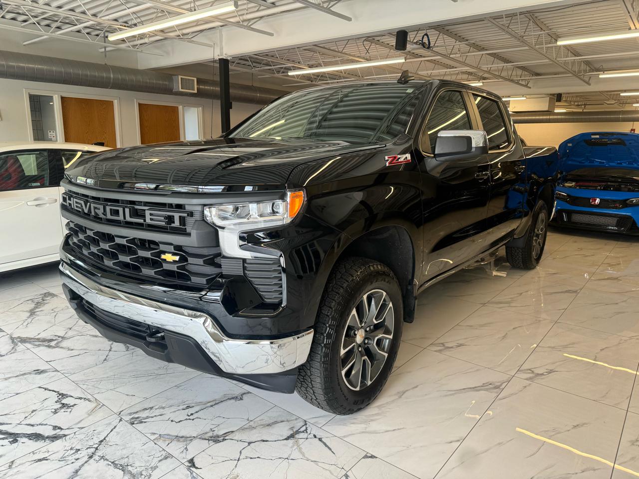 Chevrolet Silverado 1500 4WD Crew Cab 147" LT w/1LT 2025
