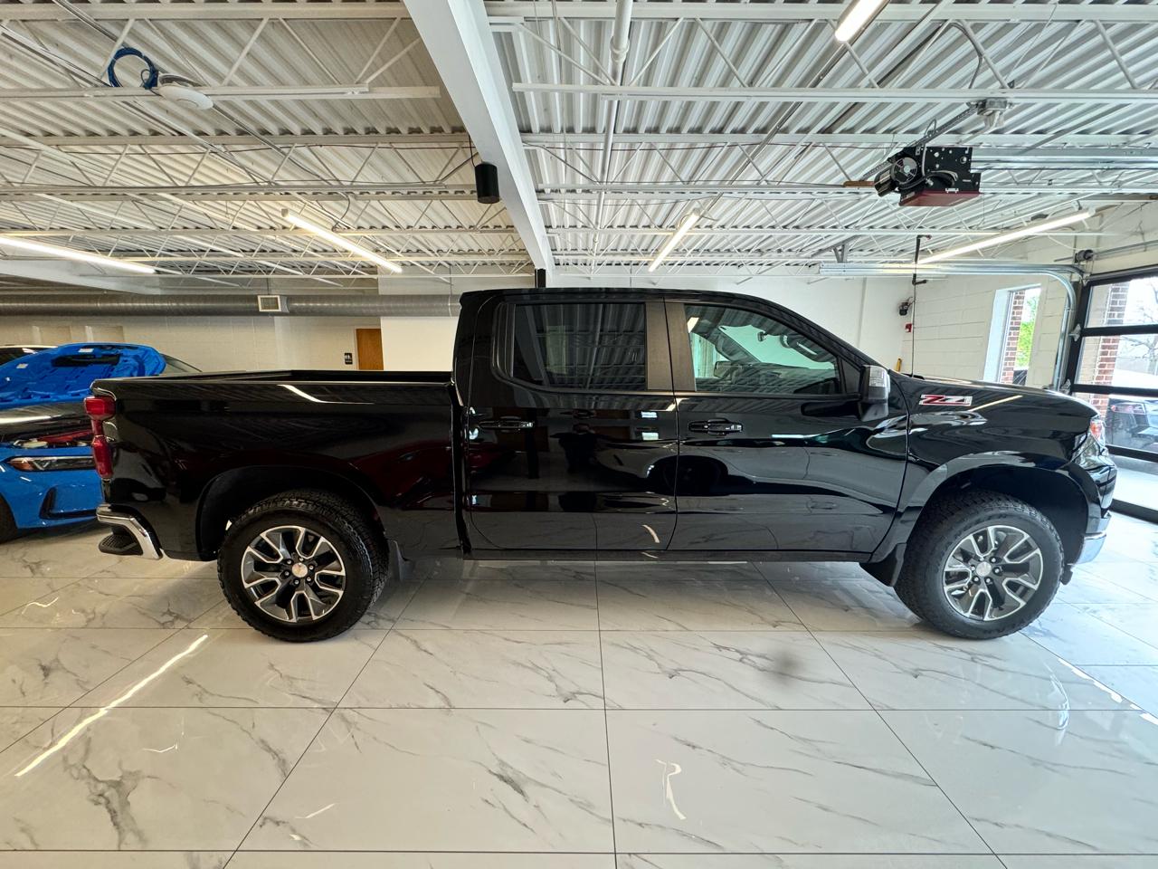 Chevrolet Silverado 1500 4WD Crew Cab 147" LT w/1LT 2025