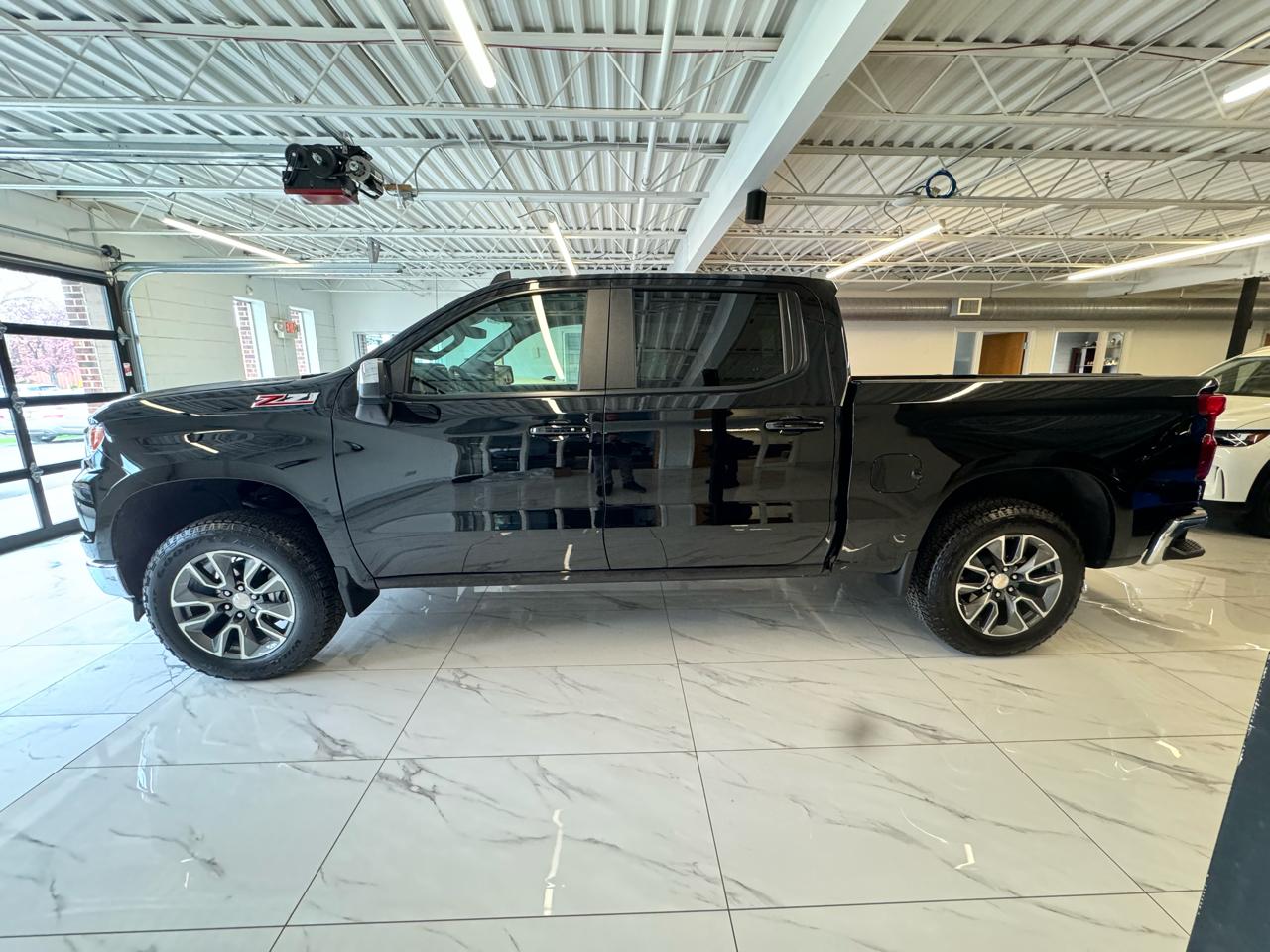 Chevrolet Silverado 1500 4WD Crew Cab 147" LT w/1LT 2025