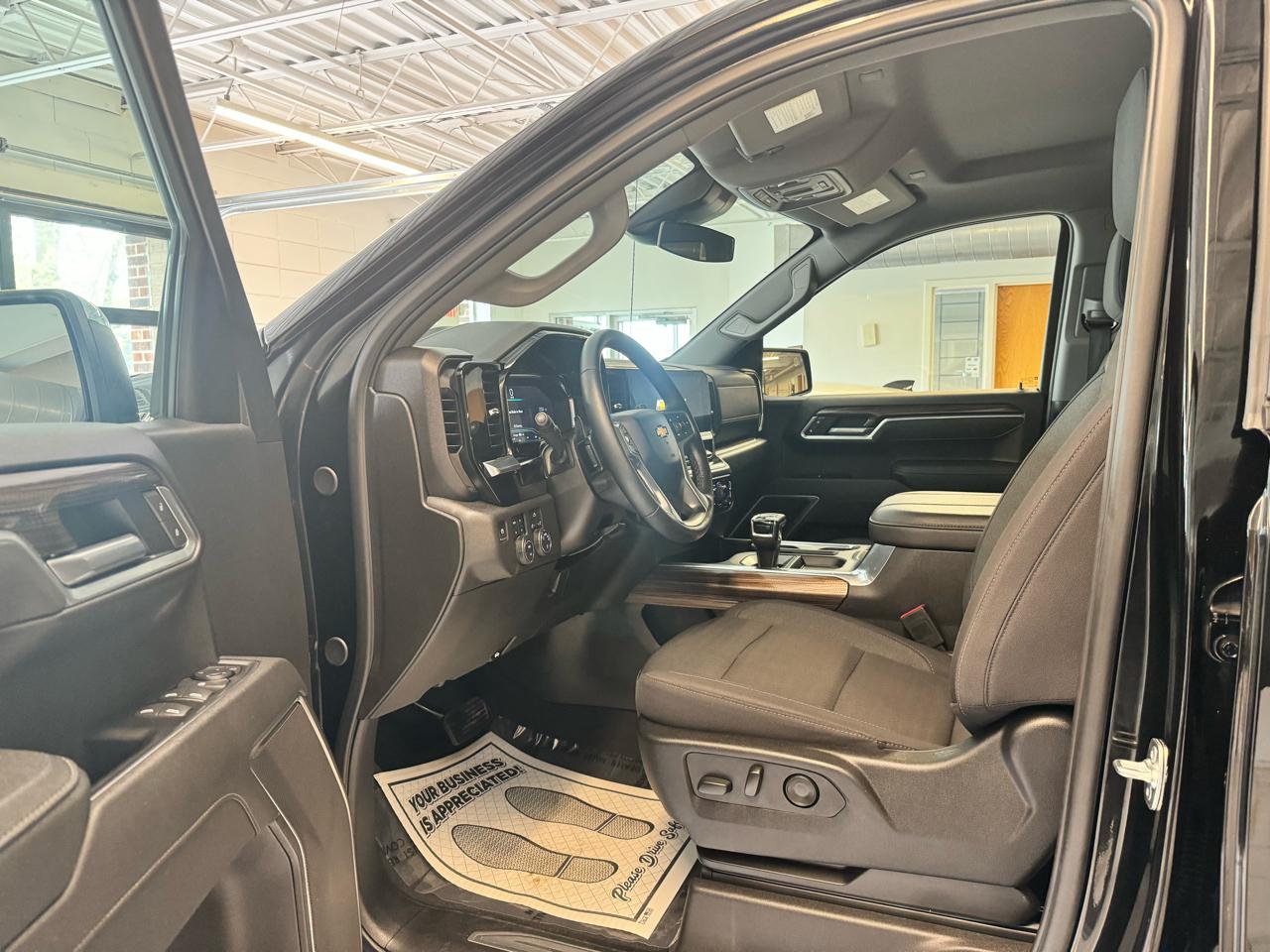 Chevrolet Silverado 1500 4WD Crew Cab 147" LT w/1LT 2025