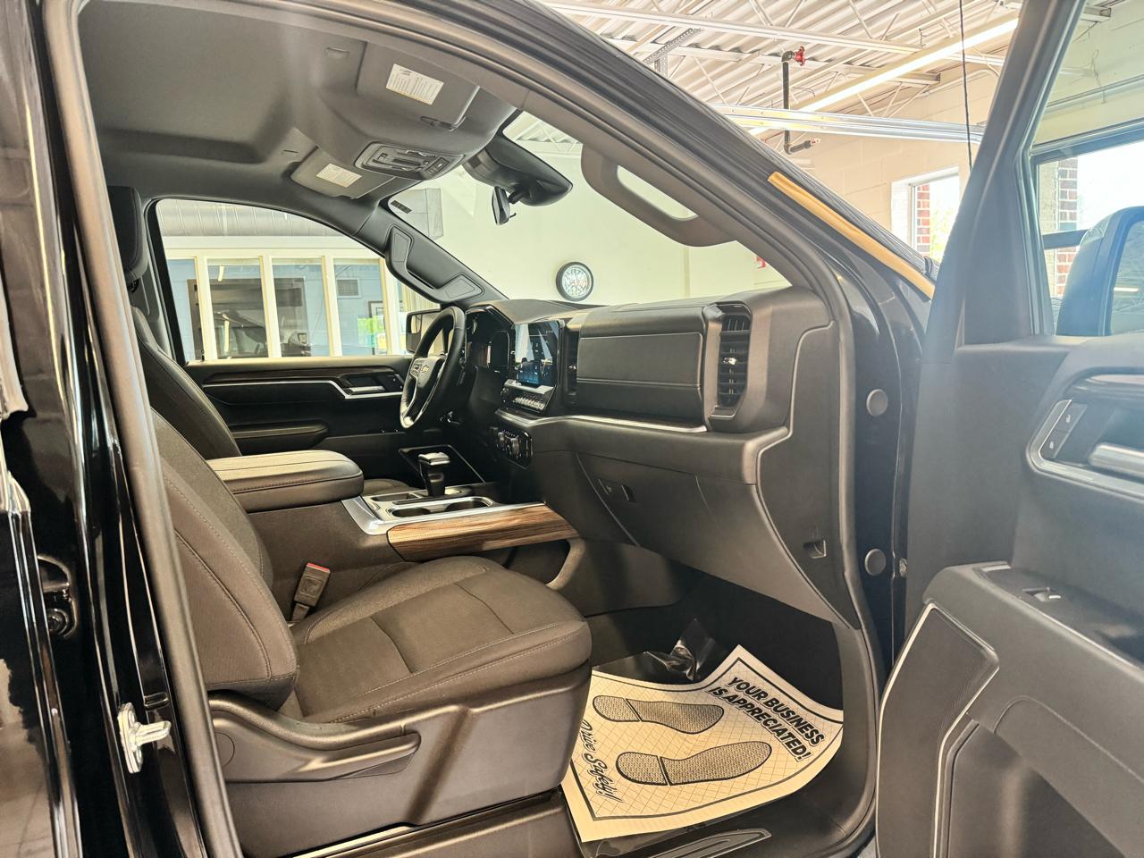 Chevrolet Silverado 1500 4WD Crew Cab 147" LT w/1LT 2025