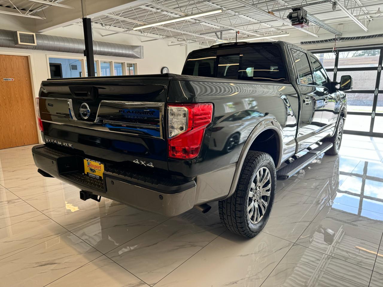 Nissan Titan XD 4x4 Gas Crew Cab Platinum Reserve 2019