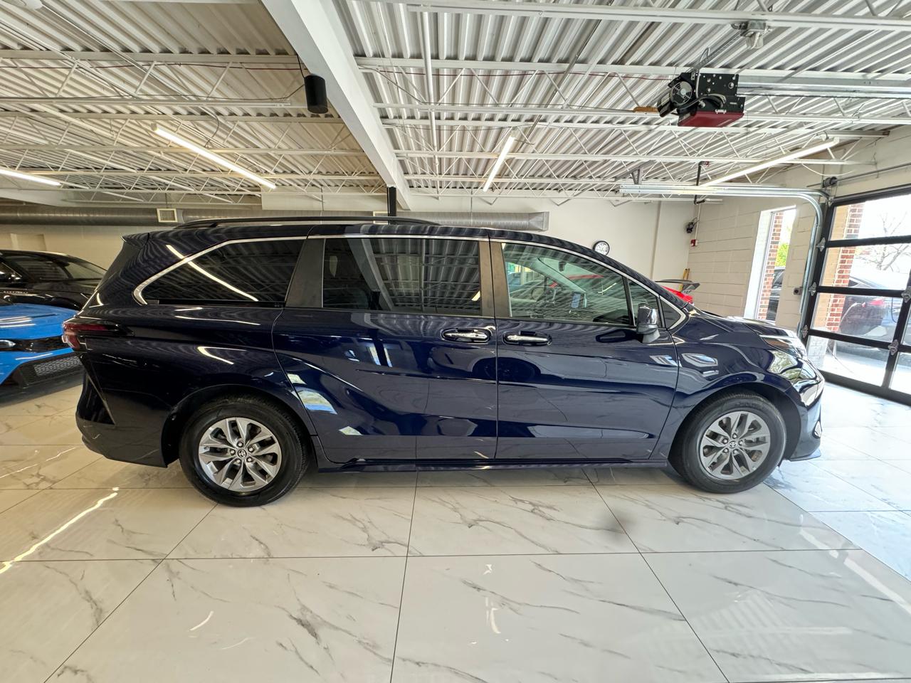 Toyota Sienna 5dr 7-Pass Van V6 XLE AWD (Natl) 2023