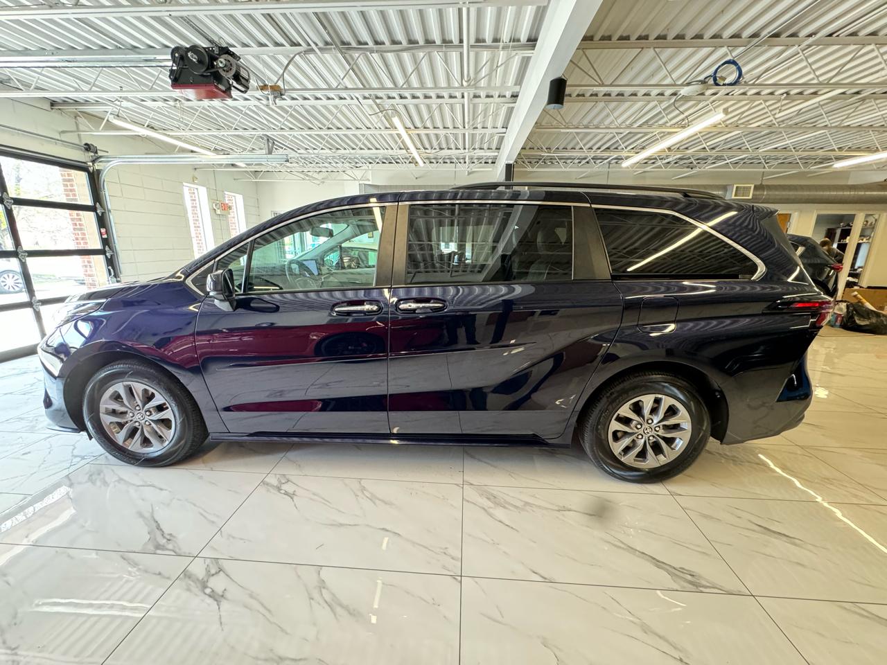 Toyota Sienna 5dr 7-Pass Van V6 XLE AWD (Natl) 2023