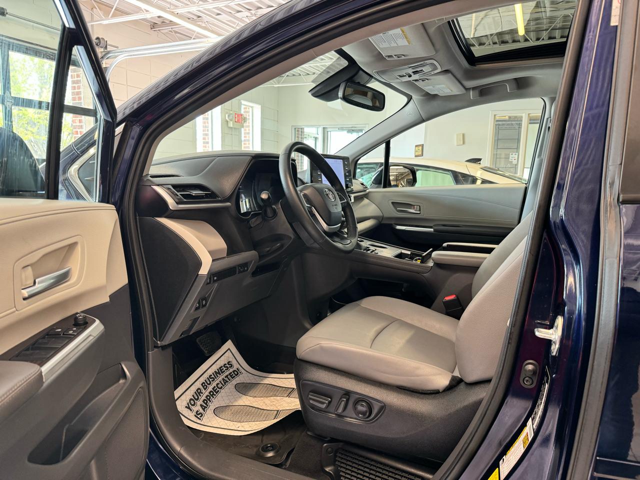 Toyota Sienna 5dr 7-Pass Van V6 XLE AWD (Natl) 2023