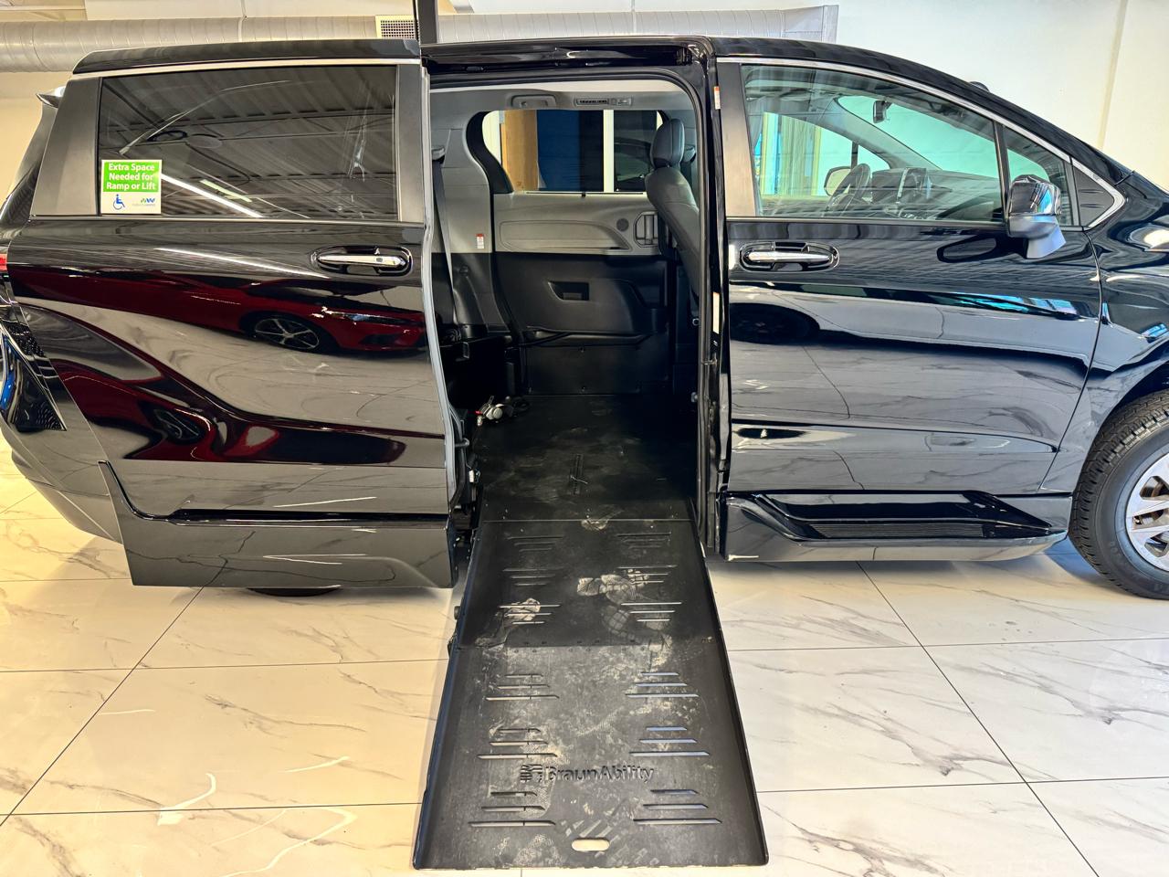 Toyota Sienna XLE FWD Mobility Access 7-Passenger V6 2022