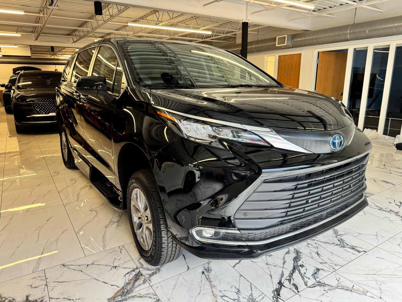 Toyota Sienna XLE FWD Mobility Access 7-Passenger V6 2022