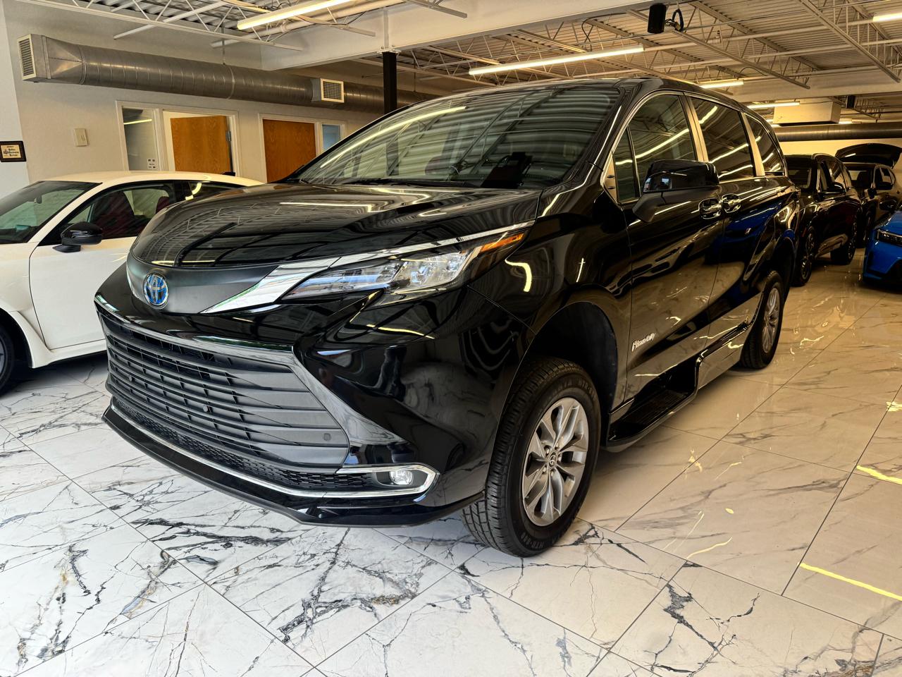 Toyota Sienna XLE FWD Mobility Access 7-Passenger V6 2022