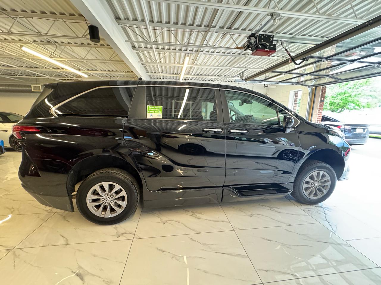 Toyota Sienna XLE FWD Mobility Access 7-Passenger V6 2022