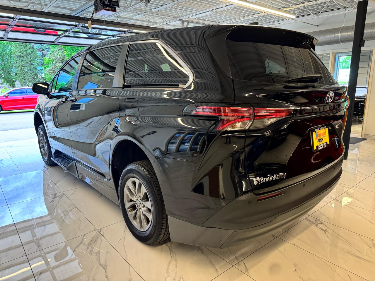 Toyota Sienna XLE FWD Mobility Access 7-Passenger V6 2022