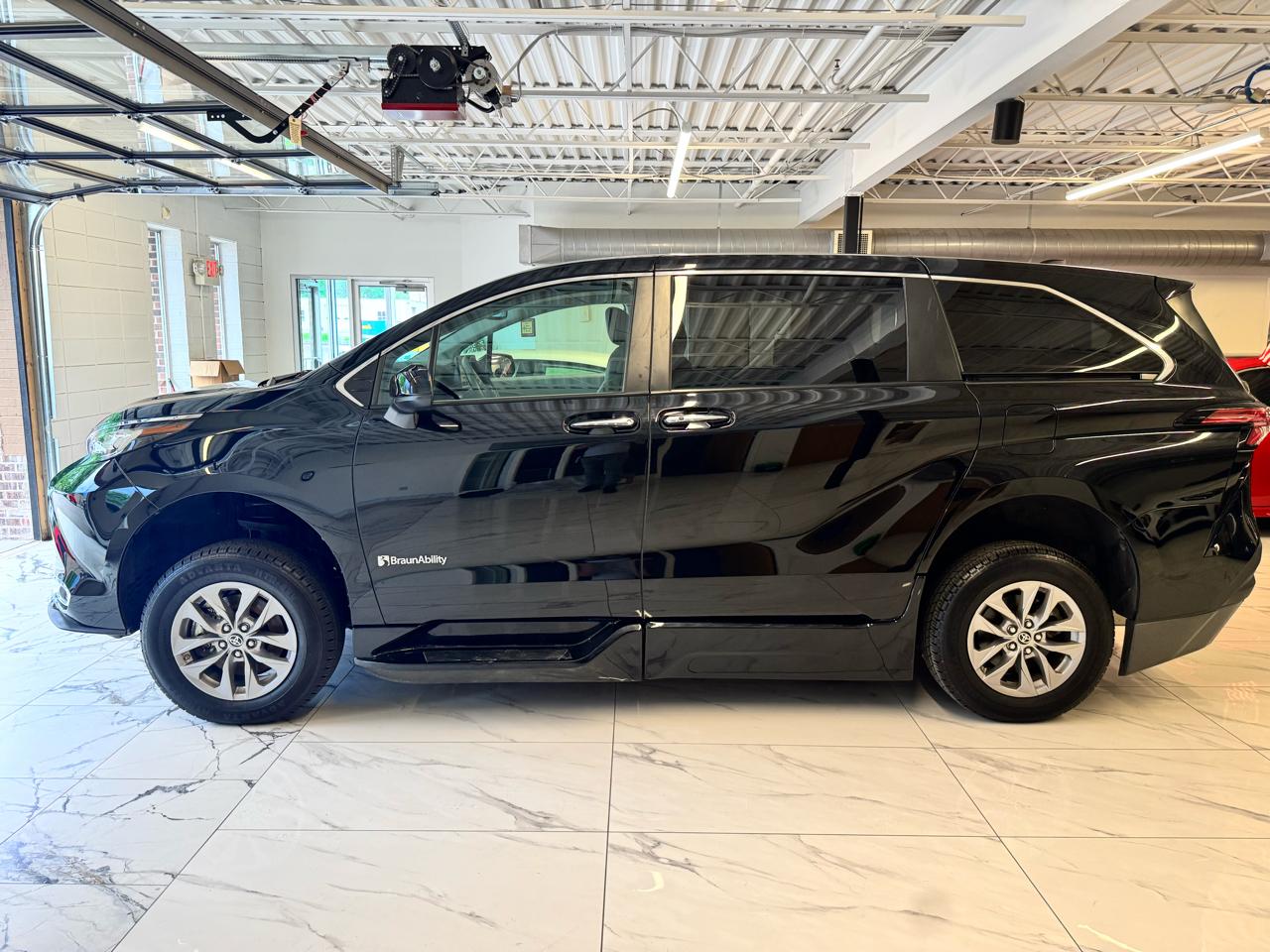 Toyota Sienna XLE FWD Mobility Access 7-Passenger V6 2022