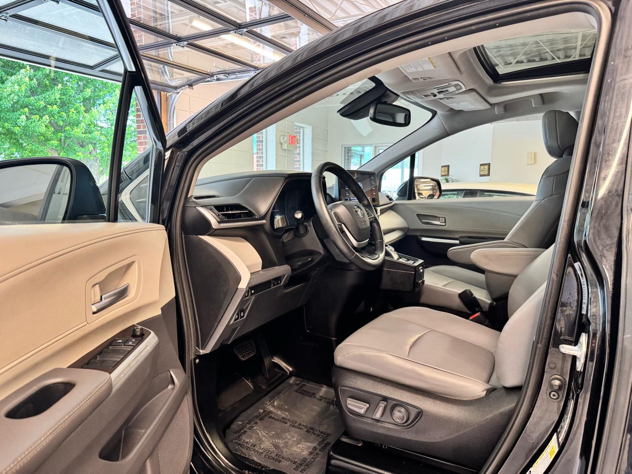 Toyota Sienna XLE FWD Mobility Access 7-Passenger V6 2022