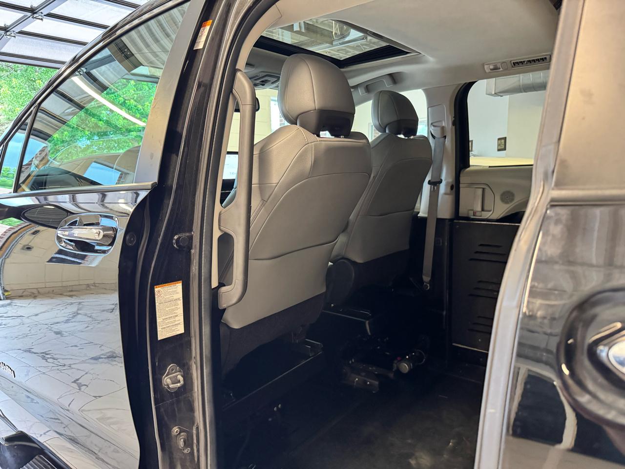 Toyota Sienna XLE FWD Mobility Access 7-Passenger V6 2022