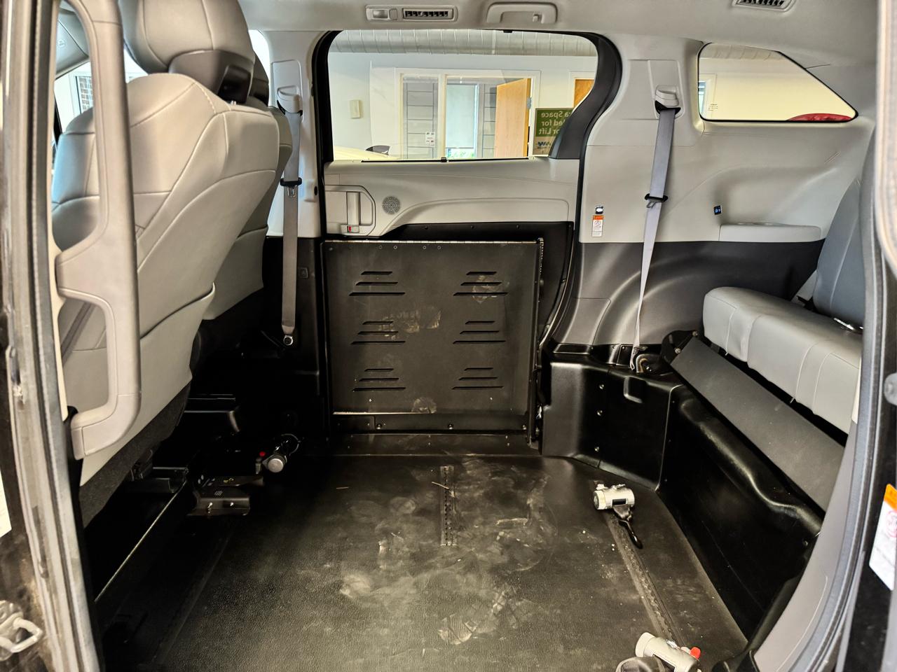 Toyota Sienna XLE FWD Mobility Access 7-Passenger V6 2022