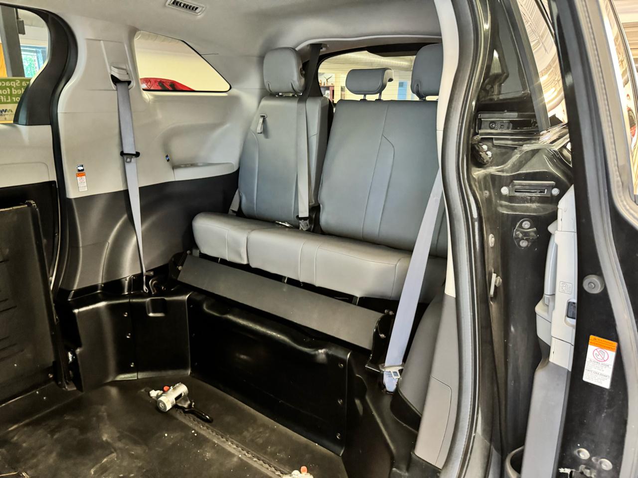 Toyota Sienna XLE FWD Mobility Access 7-Passenger V6 2022