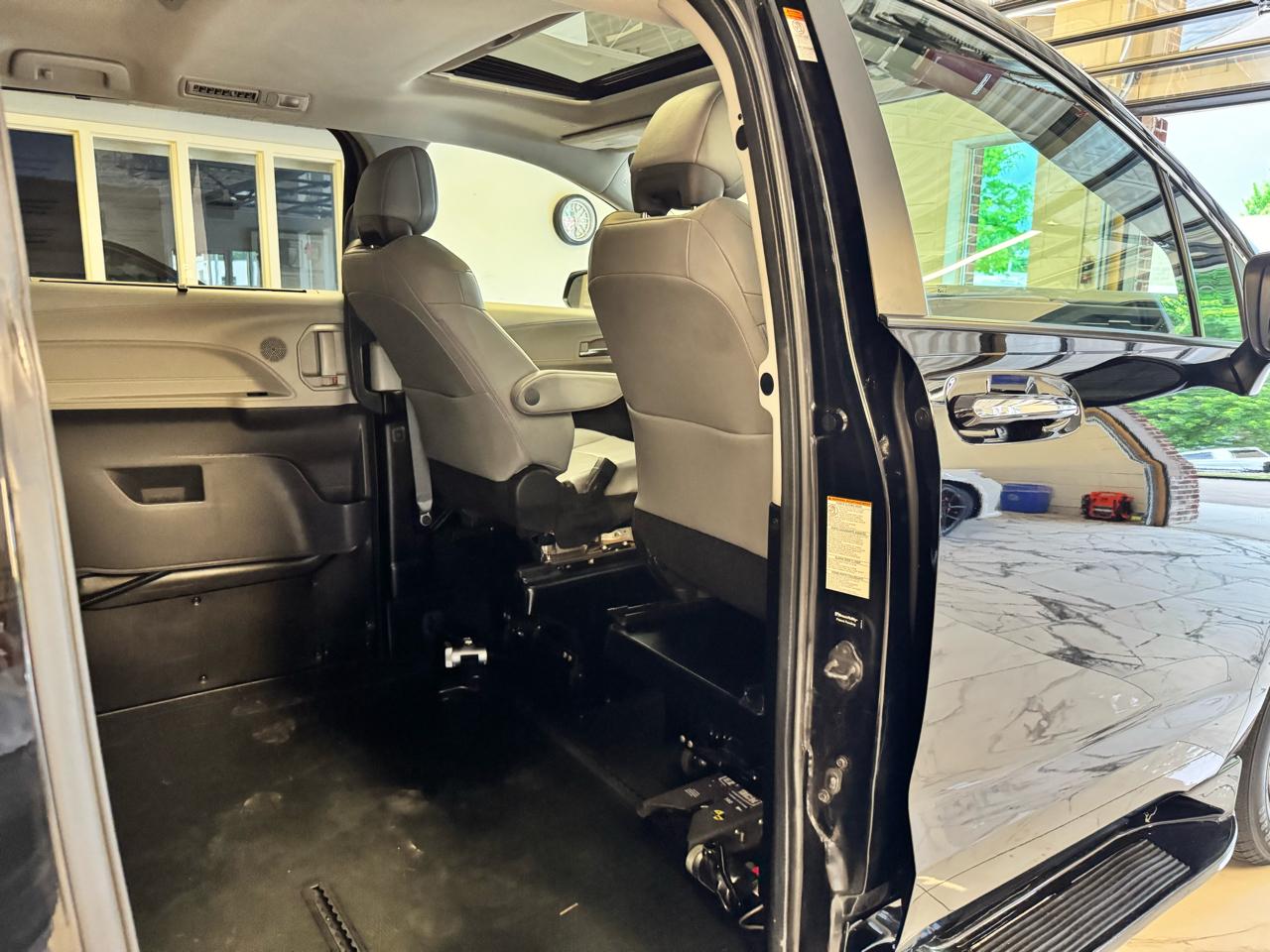 Toyota Sienna XLE FWD Mobility Access 7-Passenger V6 2022