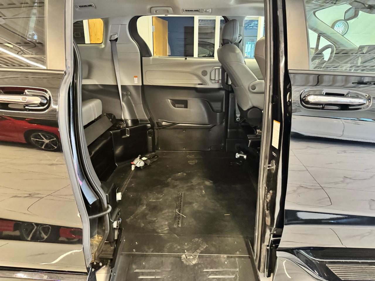 Toyota Sienna XLE FWD Mobility Access 7-Passenger V6 2022