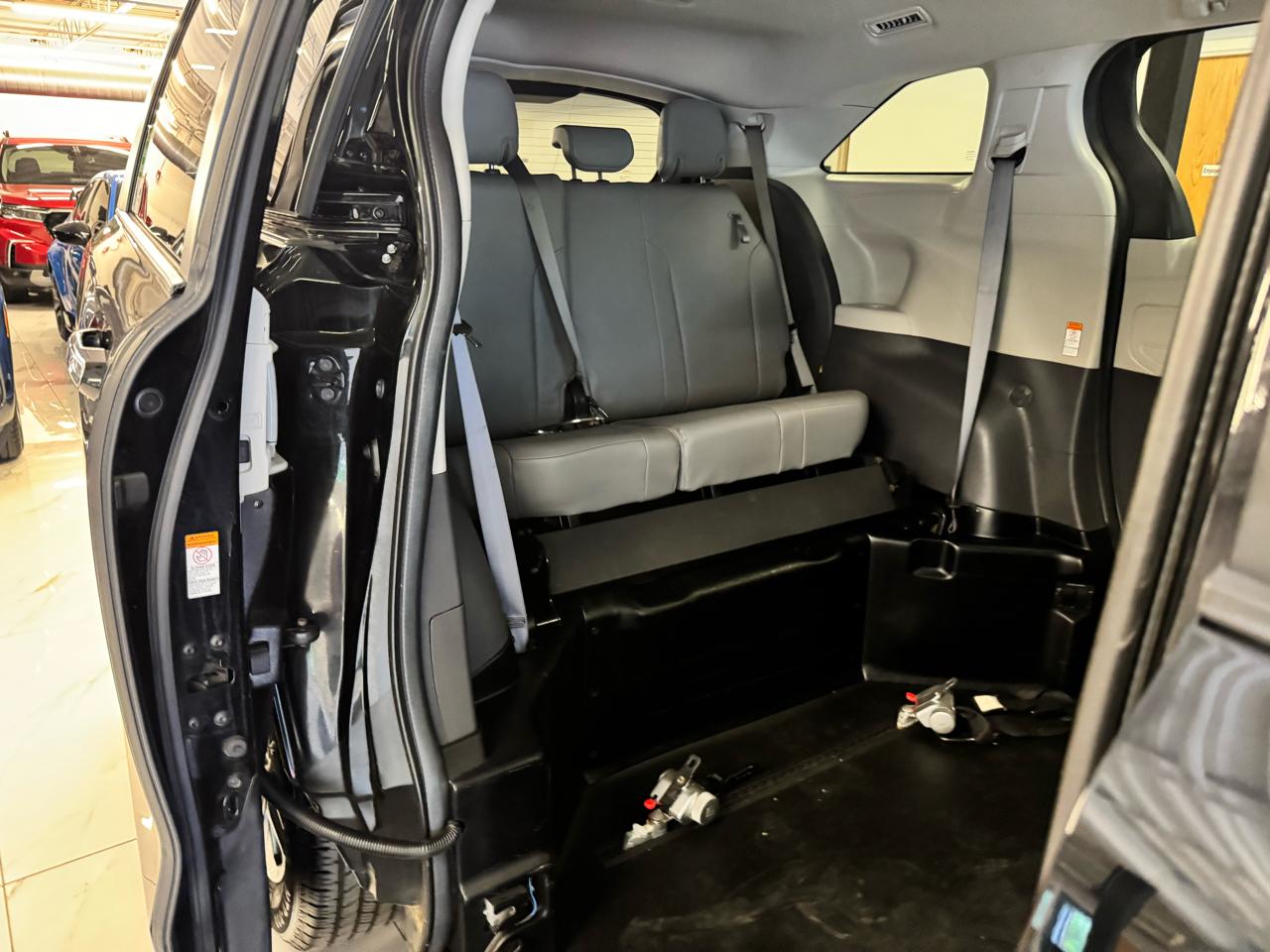 Toyota Sienna XLE FWD Mobility Access 7-Passenger V6 2022