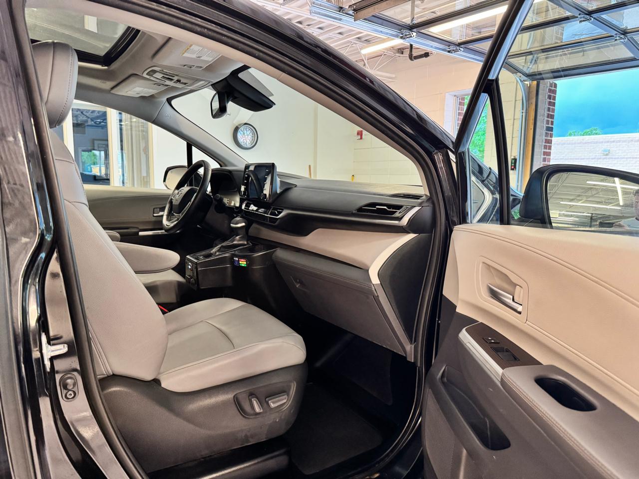 Toyota Sienna XLE FWD Mobility Access 7-Passenger V6 2022