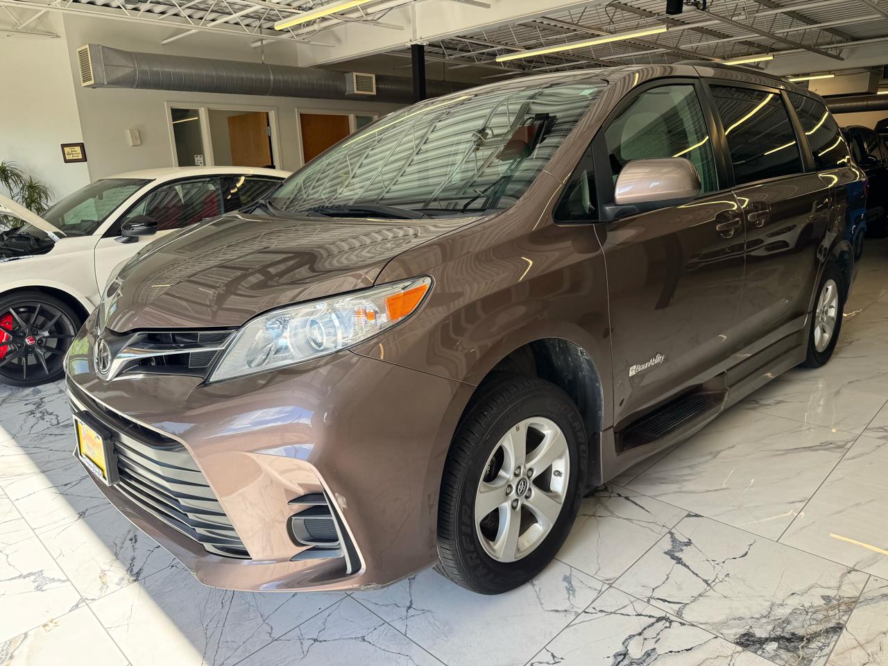 Toyota Sienna XLE Auto Access Seat FWD 7-Passenger (Natl) 2018
