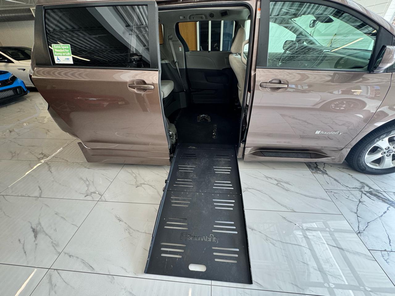 Toyota Sienna XLE Auto Access Seat FWD 7-Passenger (Natl) 2018