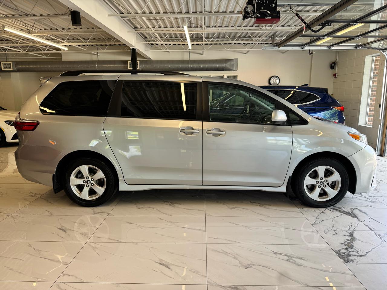 Toyota Sienna LE FWD 8-Passenger (Natl) 2020