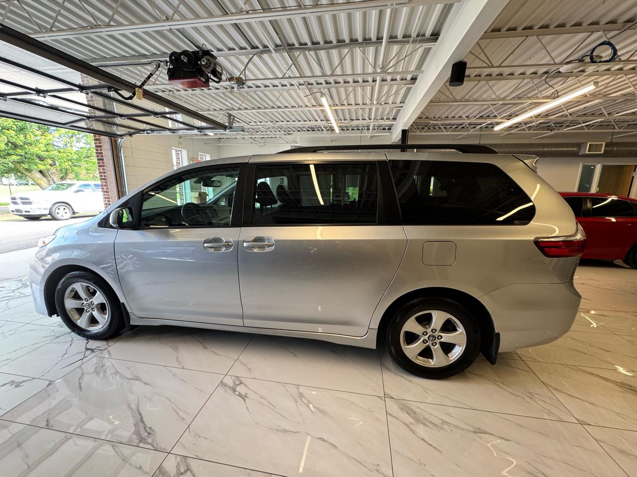 Toyota Sienna LE FWD 8-Passenger (Natl) 2020