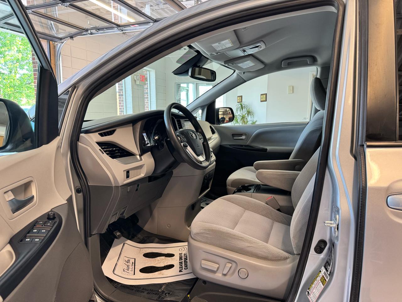 Toyota Sienna LE FWD 8-Passenger (Natl) 2020