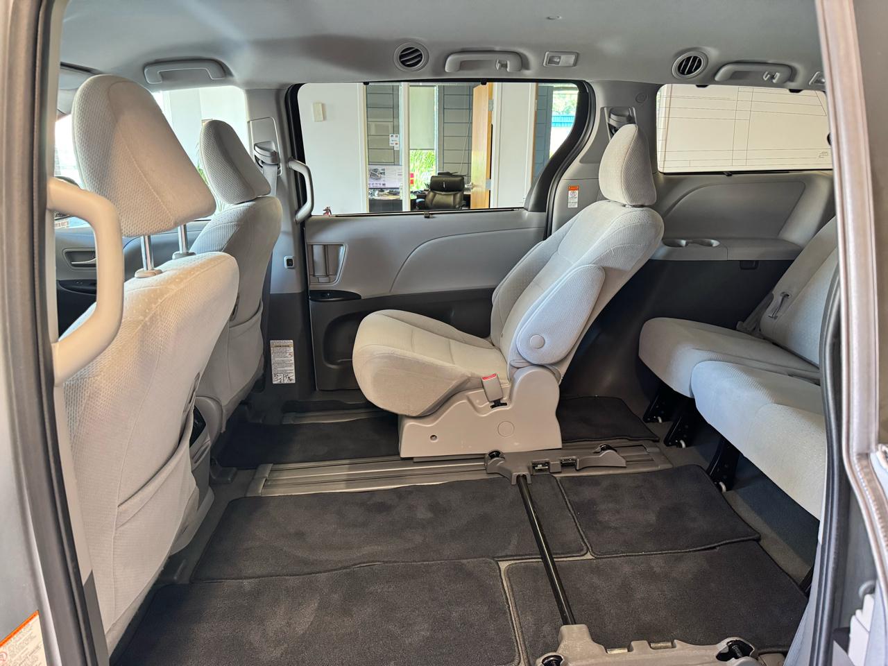 Toyota Sienna LE FWD 8-Passenger (Natl) 2020