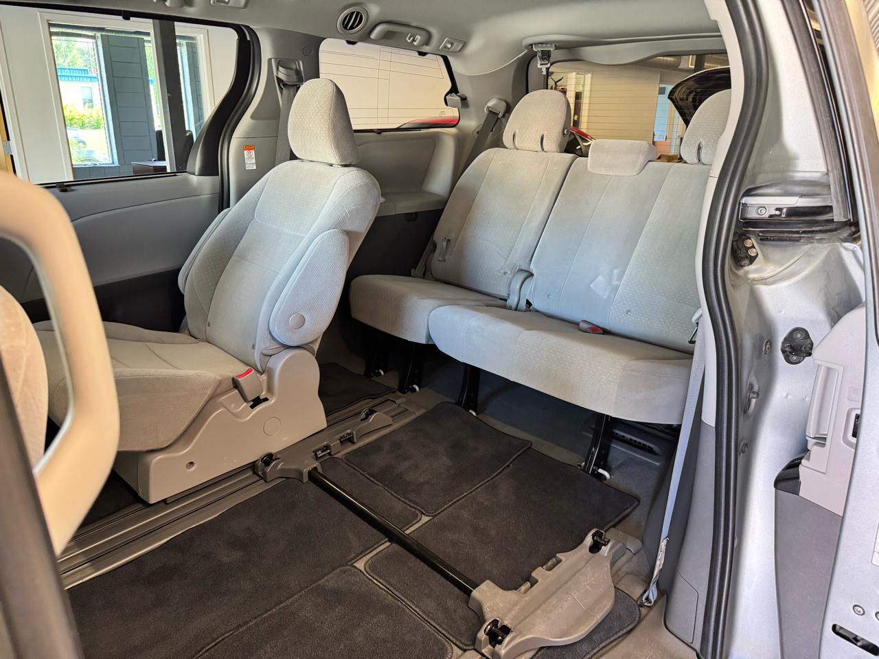 Toyota Sienna LE FWD 8-Passenger (Natl) 2020