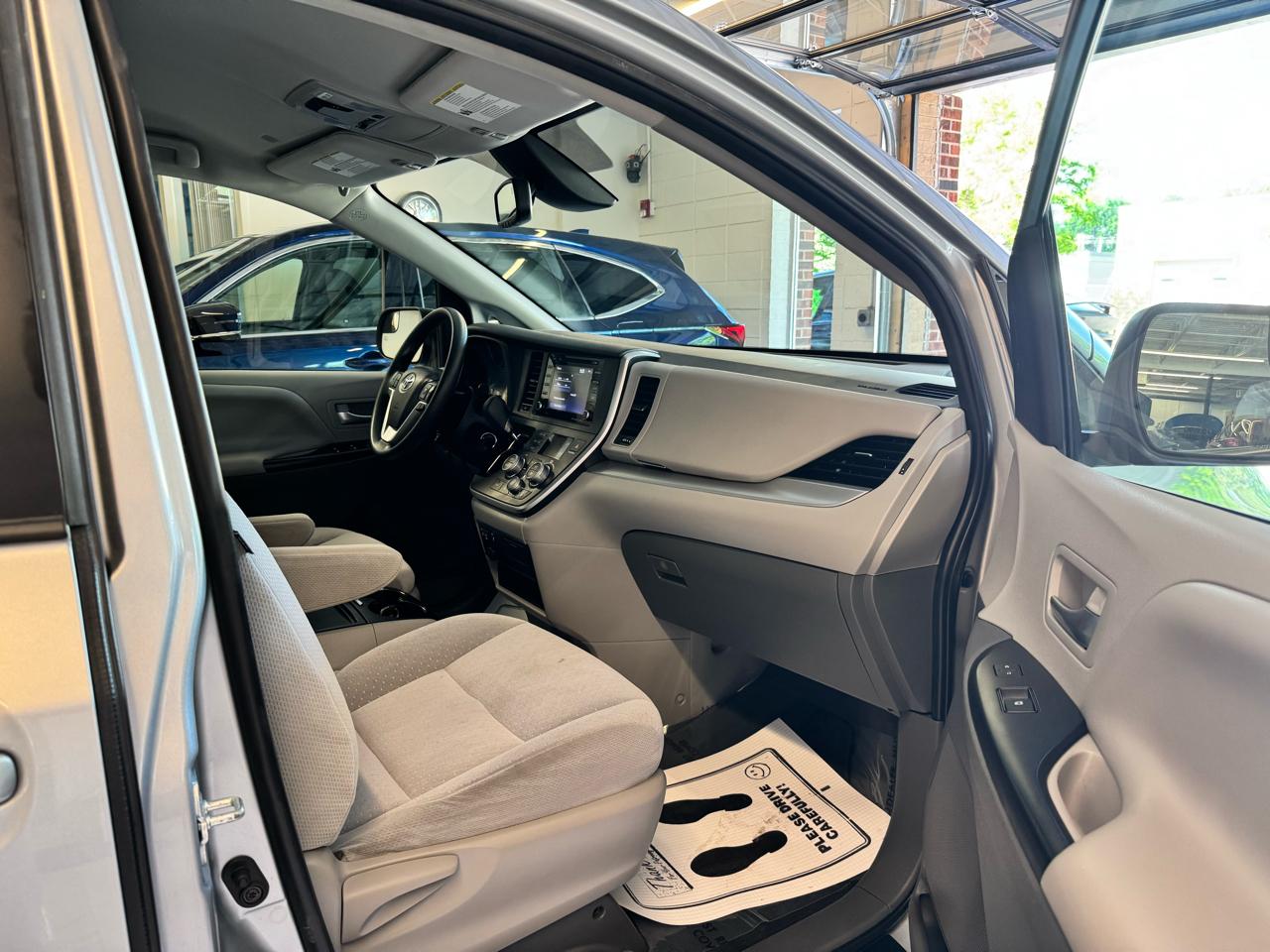 Toyota Sienna LE FWD 8-Passenger (Natl) 2020