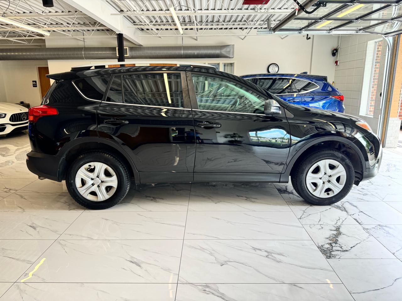 Toyota RAV4 AWD 4dr LE (Natl) 2013