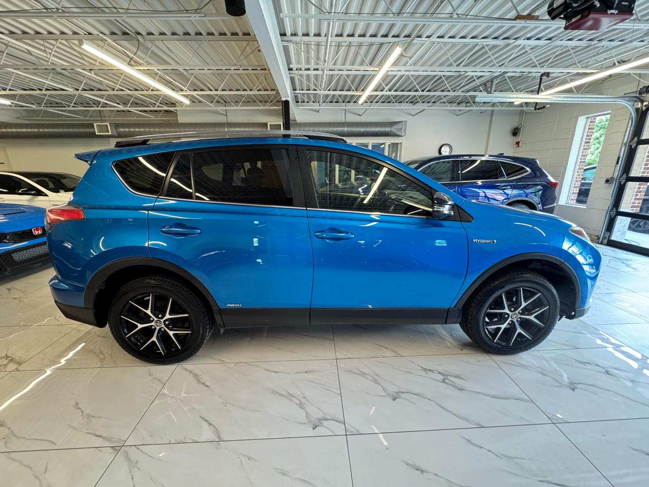 Toyota RAV4 Hybrid SE AWD (Natl) 2018
