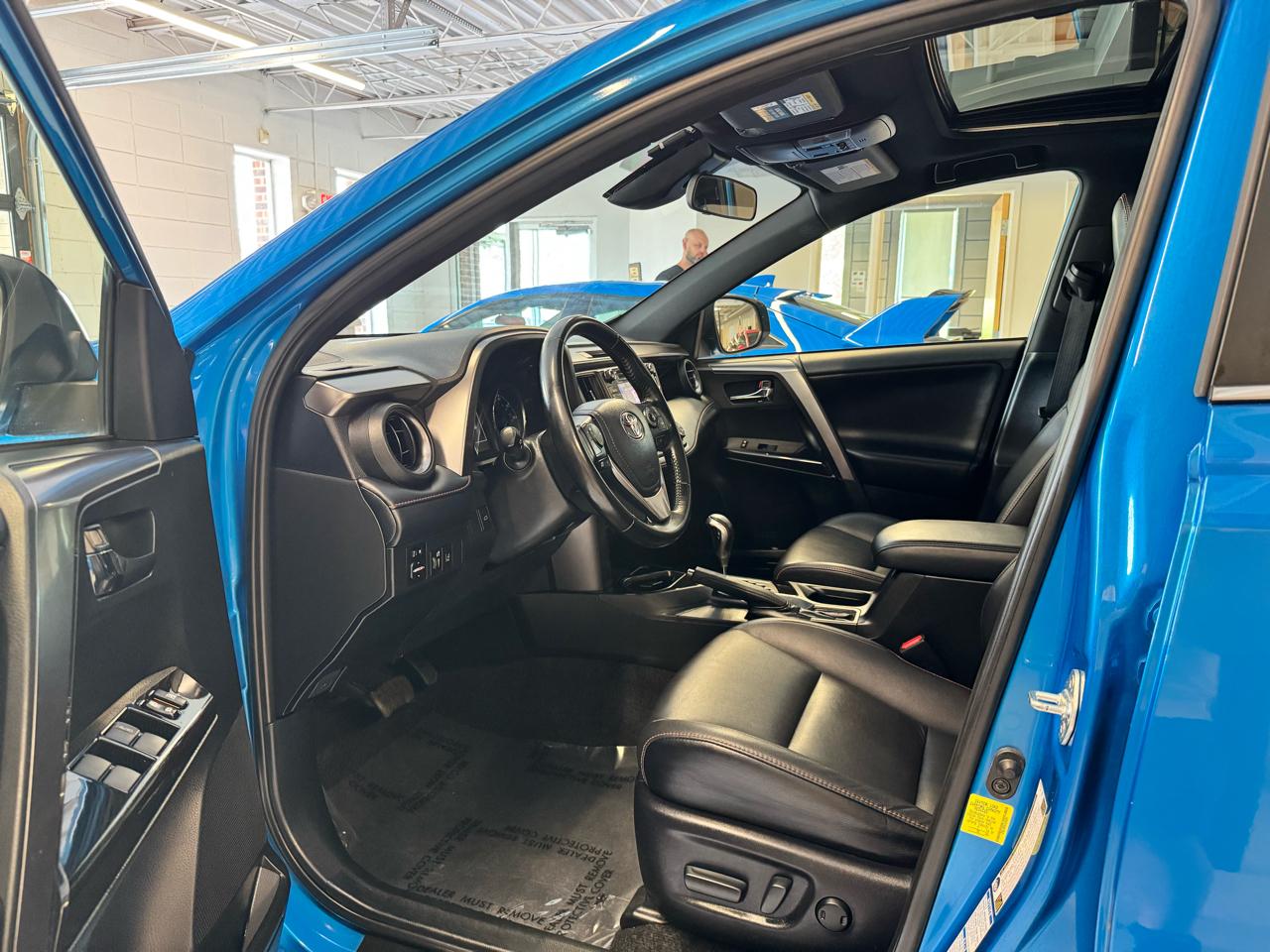 Toyota RAV4 Hybrid SE AWD (Natl) 2018