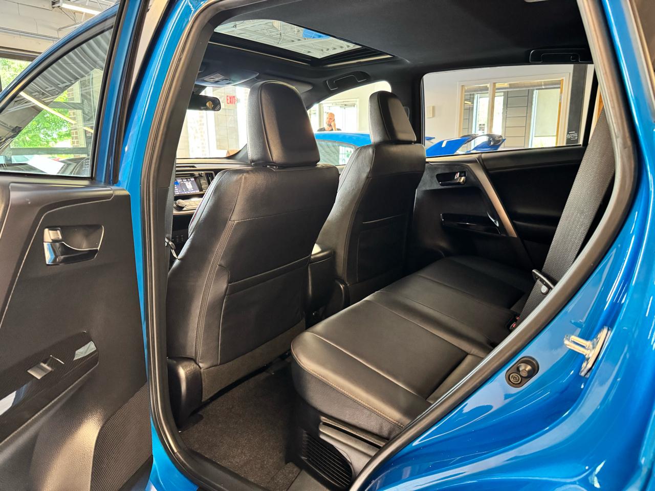 Toyota RAV4 Hybrid SE AWD (Natl) 2018