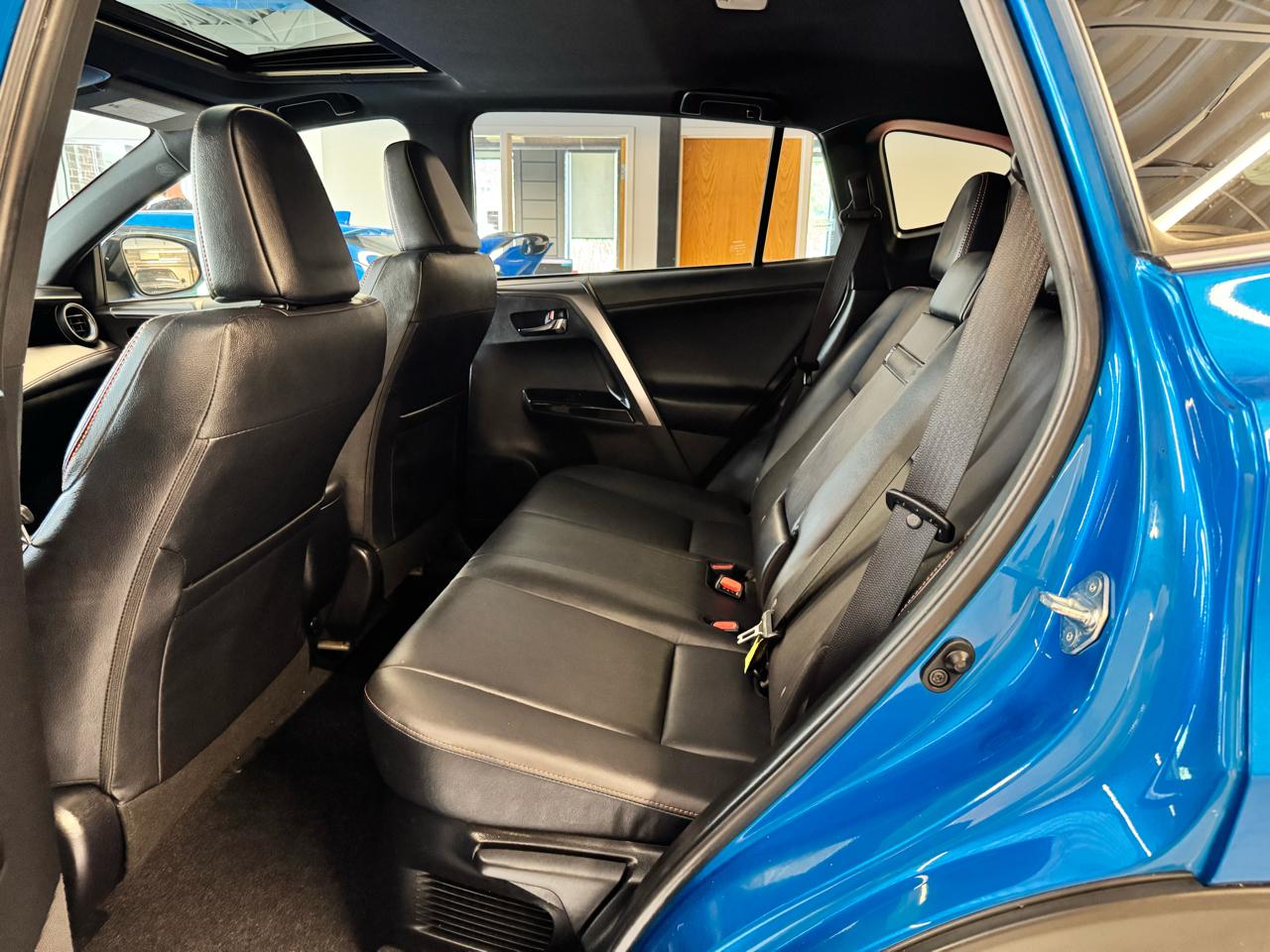 Toyota RAV4 Hybrid SE AWD (Natl) 2018