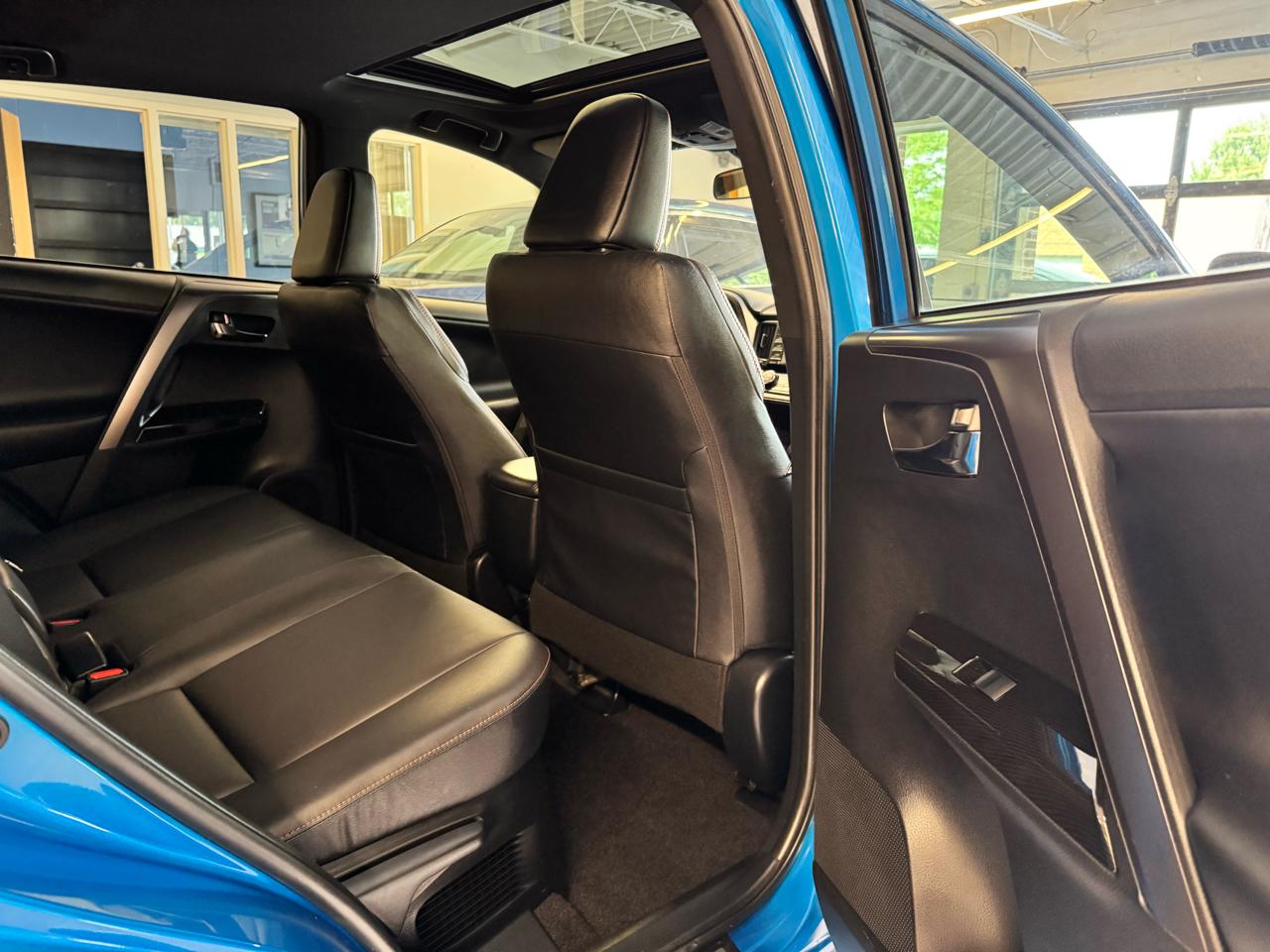 Toyota RAV4 Hybrid SE AWD (Natl) 2018
