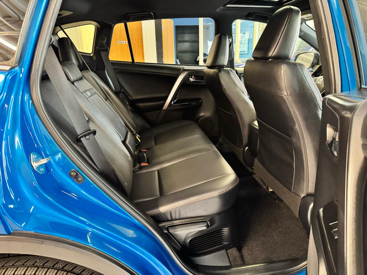 Toyota RAV4 Hybrid SE AWD (Natl) 2018