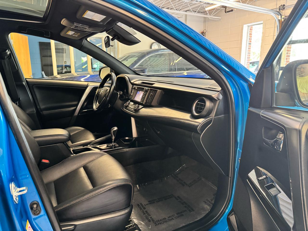 Toyota RAV4 Hybrid SE AWD (Natl) 2018