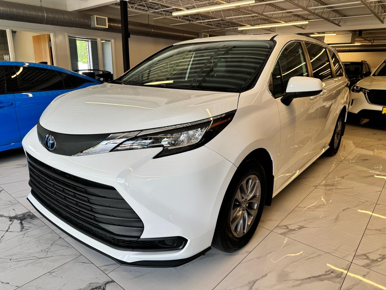 Toyota Sienna LE AWD 8-Passenger (Natl) 2025
