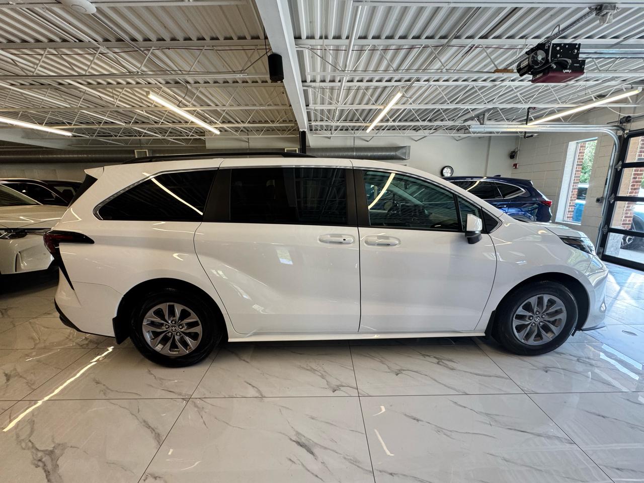 Toyota Sienna LE AWD 8-Passenger (Natl) 2025